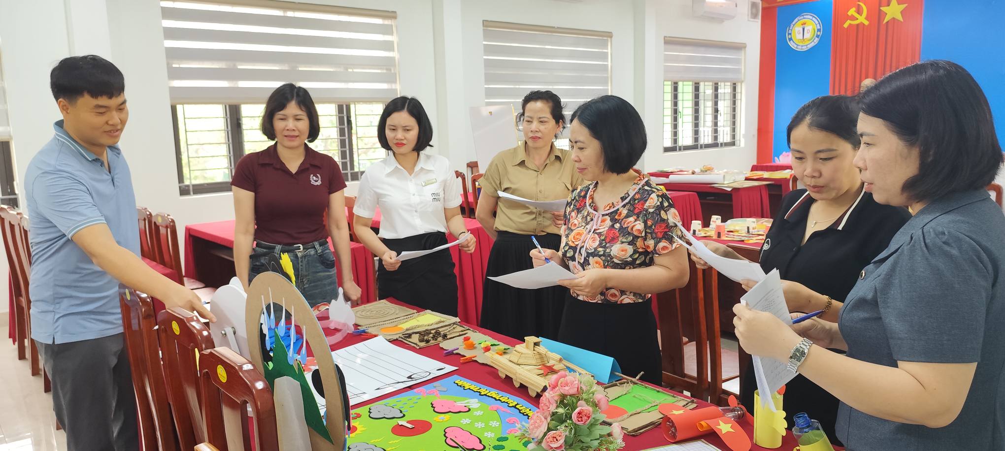 Trường Tiểu học Hoàng Quế tổ chức hội thi làm đồ dùng dạy học